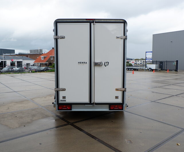 Henra gesloten aanhangwagen 2700kg 365x184x220cm Xpert met verkoopklep
