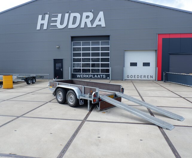 Gebruikte Hoka bakwagen 2700kg 295x130cm