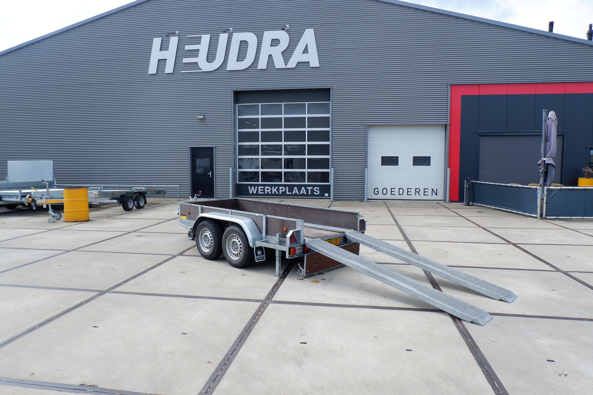 Gebruikte Hoka bakwagen 2700kg 295x130cm