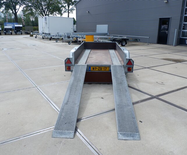 Gebruikte Hoka bakwagen 2700kg 295x130cm