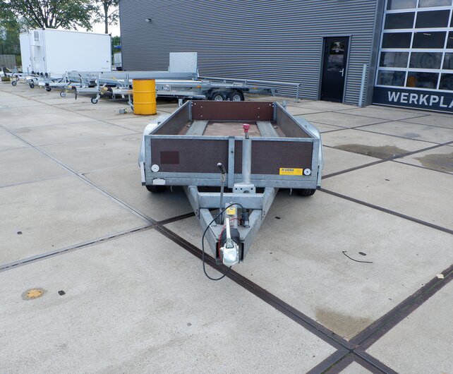 Gebruikte Hoka bakwagen 2700kg 295x130cm