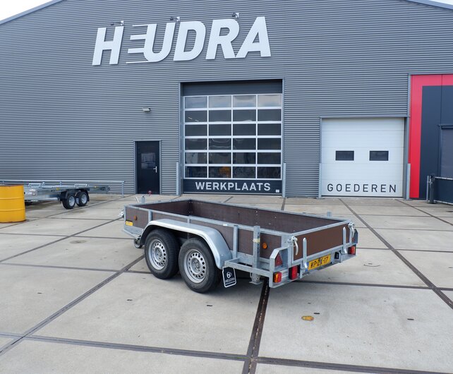 Gebruikte Hoka bakwagen 2700kg 295x130cm