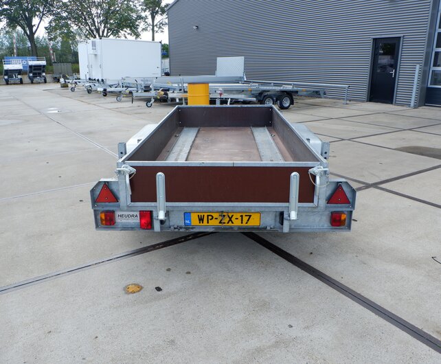 Gebruikte Hoka bakwagen 2700kg 295x130cm