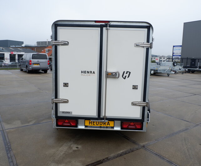 Henra gesloten aanhangwagen 2700kg 315x158x160cm Xpert met zijdeur