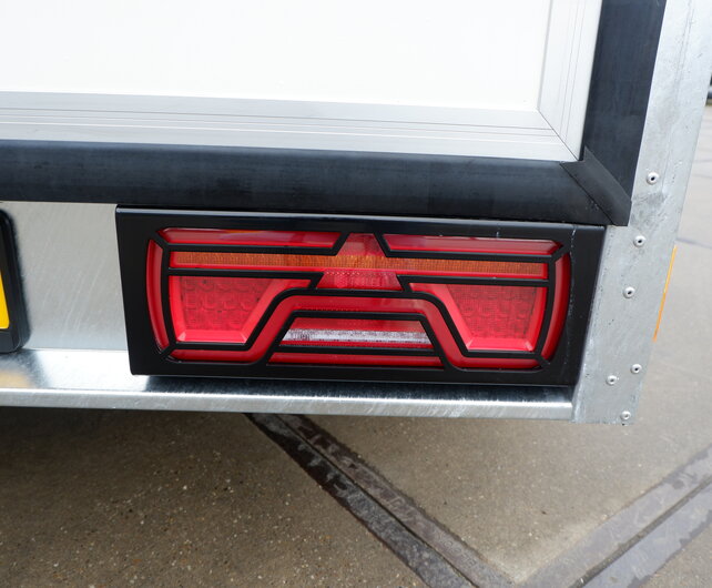 Henra gesloten aanhangwagen 2700kg 315x158x160cm Xpert met zijdeur