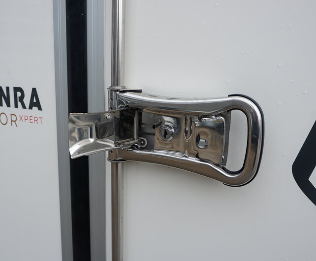 Henra gesloten aanhangwagen 1350kg 315x158x160cm Xpert met zijdeur