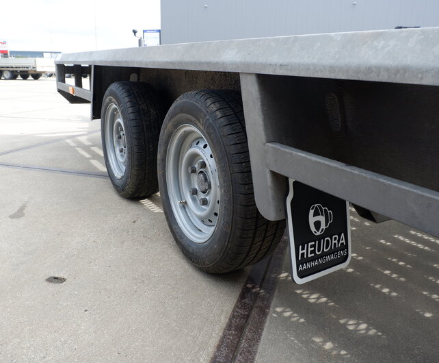 Gebruikte Henra machinetransporter 3500kg 350x150cm met roostervloer