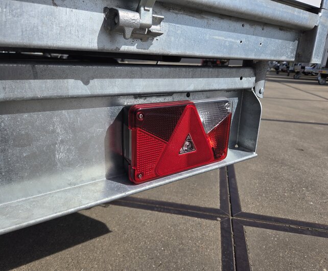 Saris elektrische driezijdige kipper 2700kg 306x184cm