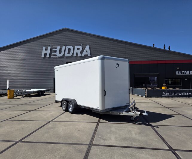 Gebruikte Henra gesloten bakwagen 2700kg 465x184x220cm