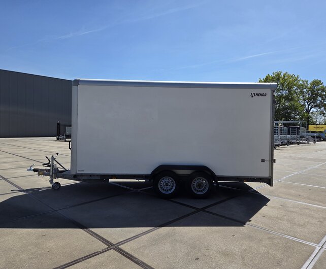Gebruikte Henra gesloten bakwagen 2700kg 465x184x220cm
