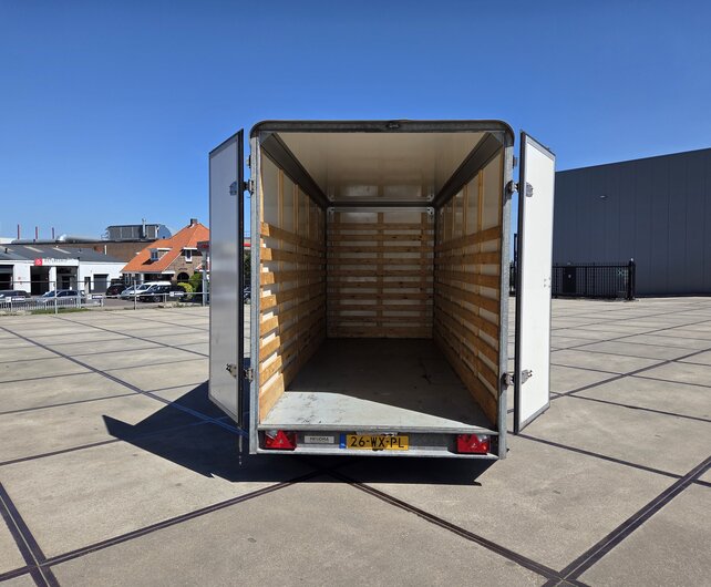 Gebruikte Henra gesloten bakwagen 2700kg 465x184x220cm