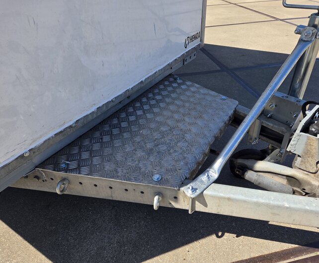 Gebruikte Henra gesloten bakwagen 2700kg 465x184x220cm