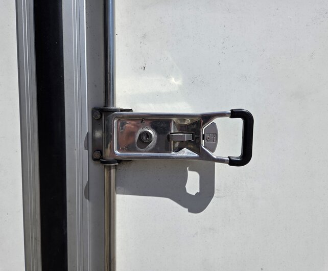 Gebruikte Henra gesloten bakwagen 2700kg 465x184x220cm