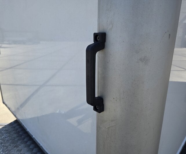 Gebruikte Henra gesloten bakwagen 2700kg 465x184x220cm