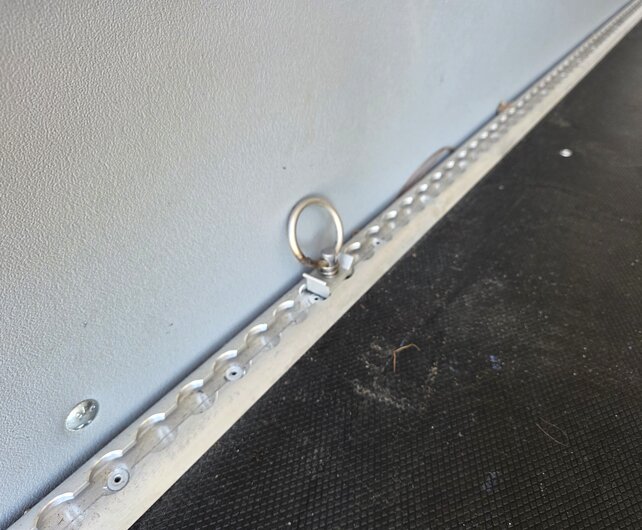 Gebruikte Saris gesloten aanhangwagen 1350kg 256x134x180cm