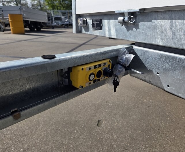 Saris elektrische kipper achterwaarts 2000kg  276x170cm met loofrekken