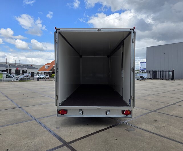 Humbaur gesloten plateauwagen 3500kg 618x203x188cm met verkoopklep