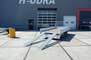 Stalen oprijplaten voor Hulco Medax plateauwagen of Benax kipper