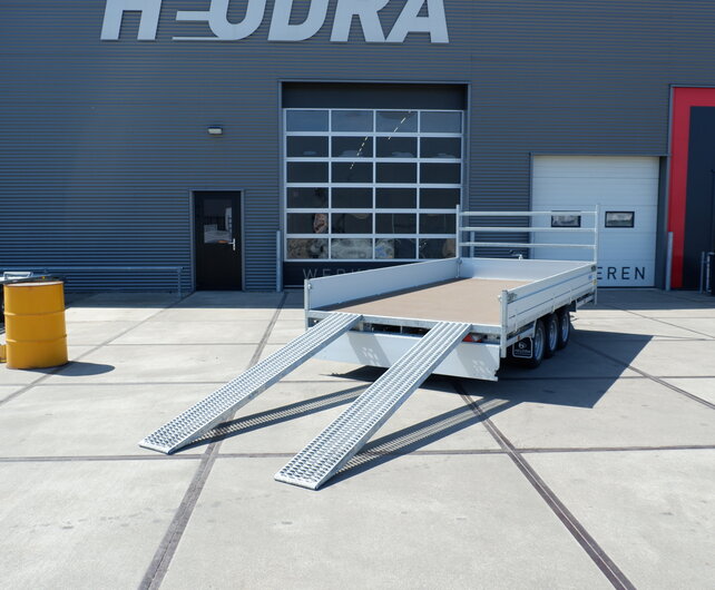 Stalen oprijplaten voor Hulco Medax plateauwagen of Benax kipper
