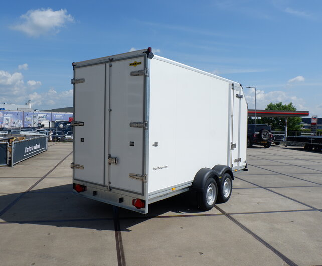 Humbaur gesloten bakwagen 2500kg 418x173x209cm met zijdeur en schuin dak