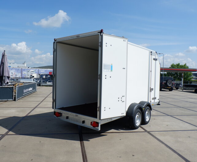 Humbaur gesloten bakwagen 2500kg 418x173x209cm met zijdeur en schuin dak