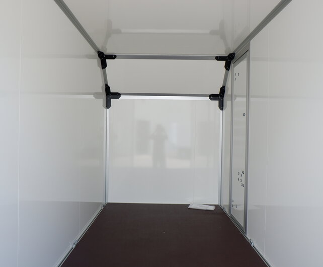 Humbaur gesloten bakwagen 2500kg 418x173x209cm met zijdeur en schuin dak