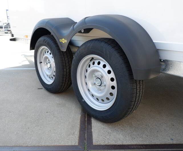 Humbaur gesloten bakwagen 2500kg 418x173x188cm met zijdeur en schuin dak