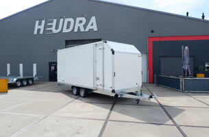 Humbaur gesloten plateauwagen 3500kg 518x203x209cm met zijdeur en schuin dak