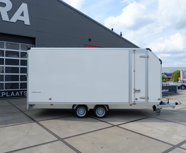 Humbaur gesloten plateauwagen 3500kg 518x203x209cm met zijdeur en schuin dak