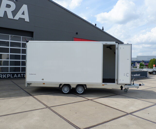 Humbaur gesloten plateauwagen 3500kg 518x203x209cm met zijdeur en schuin dak