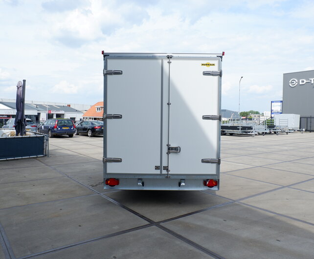 Humbaur gesloten plateauwagen 3500kg 518x203x188cm met zijdeur en schuin dak