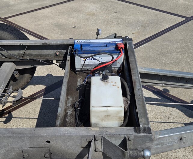 Gebruikte Saris elektrische kipper 2700kg 306x170cm met opzetborden