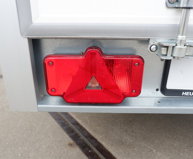 Humbaur gesloten aanhangwagen 750kg 251x132x120cm