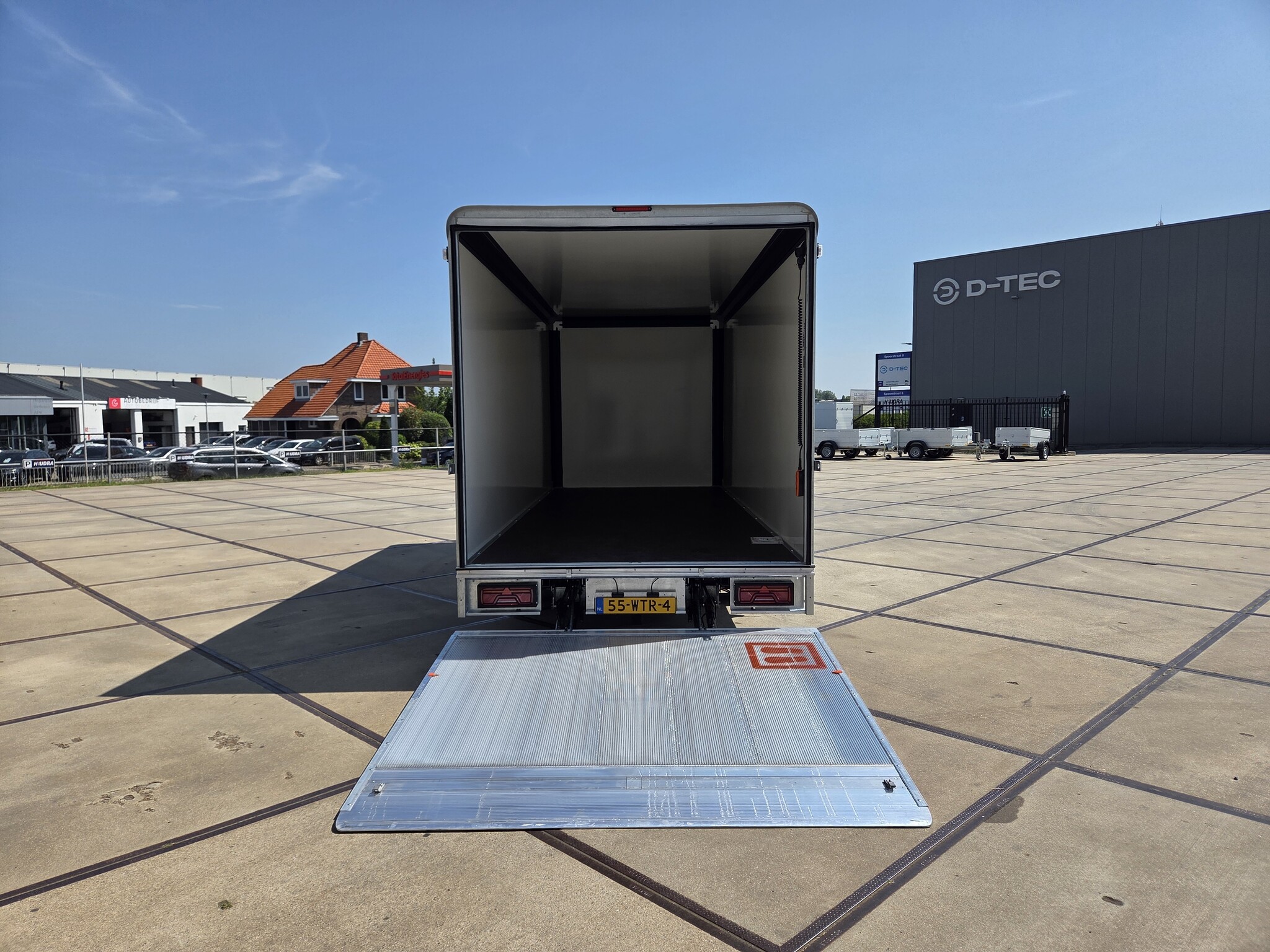 Recent afgeleverd: gesloten Henra plateauwagens met elektrische laadklep