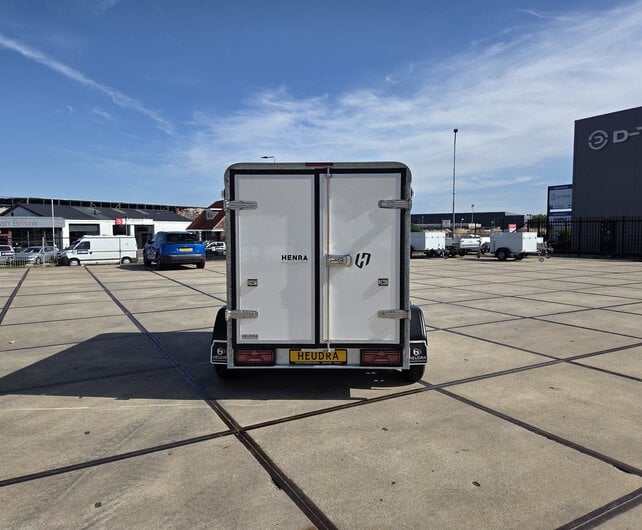 Henra gesloten aanhangwagen 2700kg 265x158x160cm Xpert met zijdeur