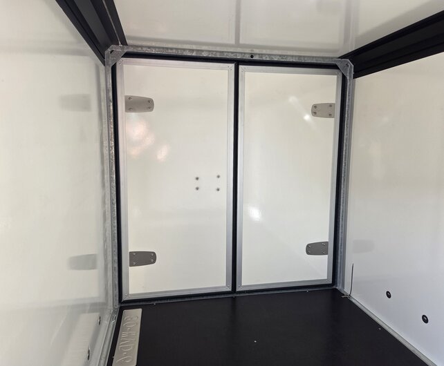 Henra gesloten aanhangwagen 2700kg 265x158x160cm Xpert met zijdeur