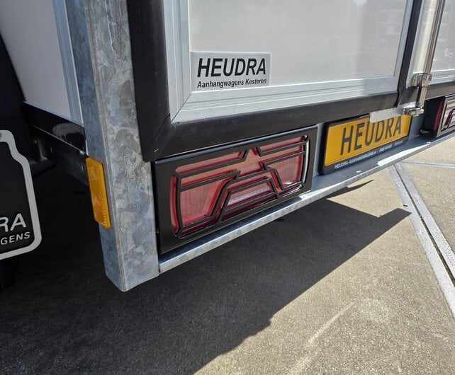 Henra gesloten aanhangwagen 2700kg 265x158x160cm Xpert met zijdeur