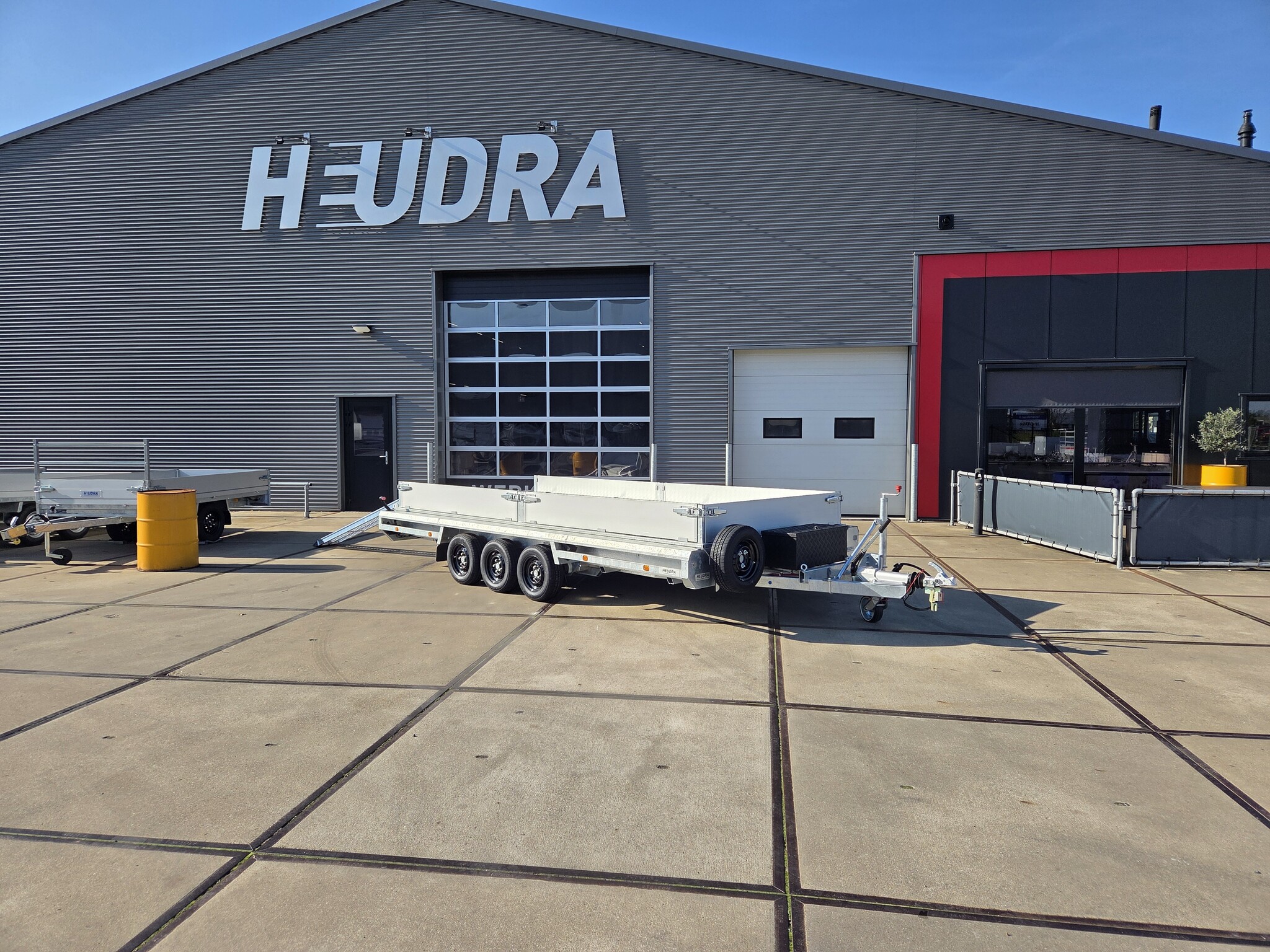 Hulco Terrax-3 3500kg 469x195cm machinetransporter met maatwerk frame op laadvloer