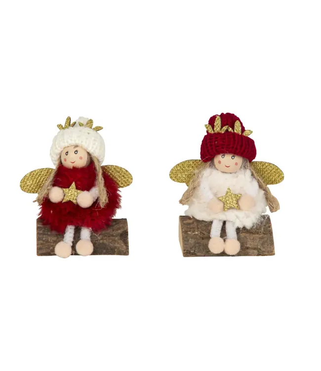 Stoffen engel zittend op houten stam