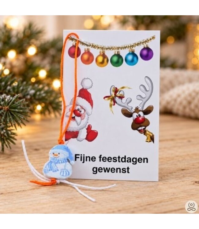 Kerstkaartje met sneeuwpop gelukshangertje – kleine kerstattentie om uit te delen