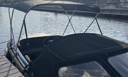 Biminitop op een sloep monteren 