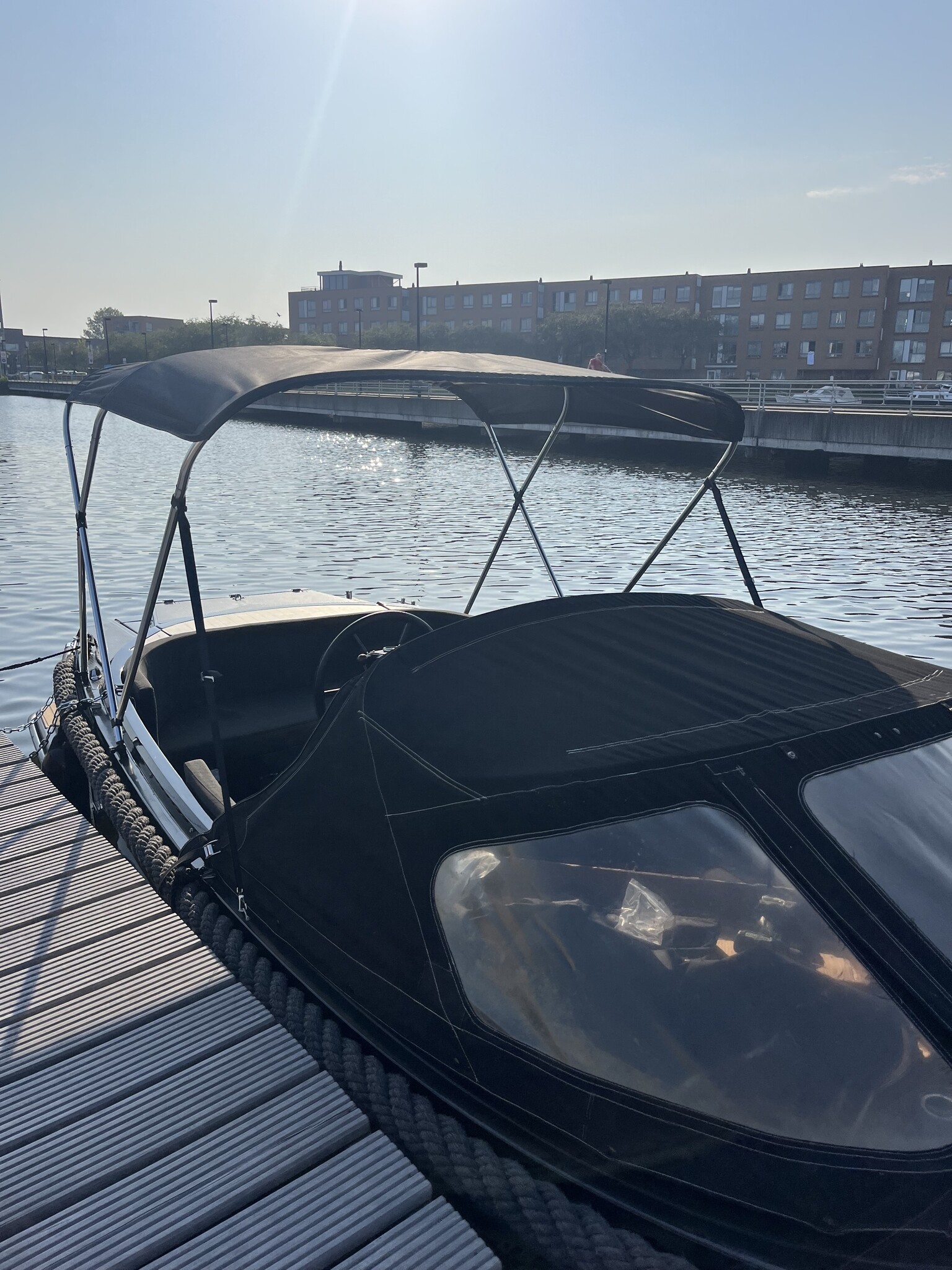 Biminitop op een sloep monteren 