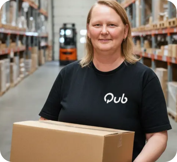 Magazijnmedewerker houdt een doos van Qub vast.