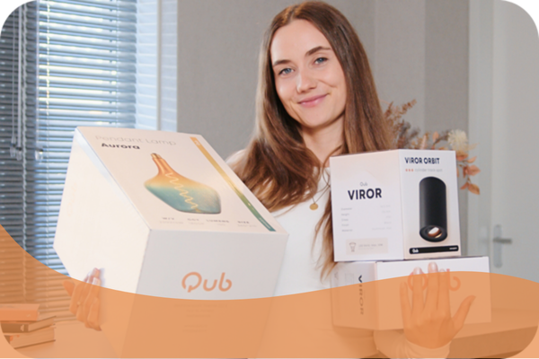 Sonja houdt paar Qub producten vast.