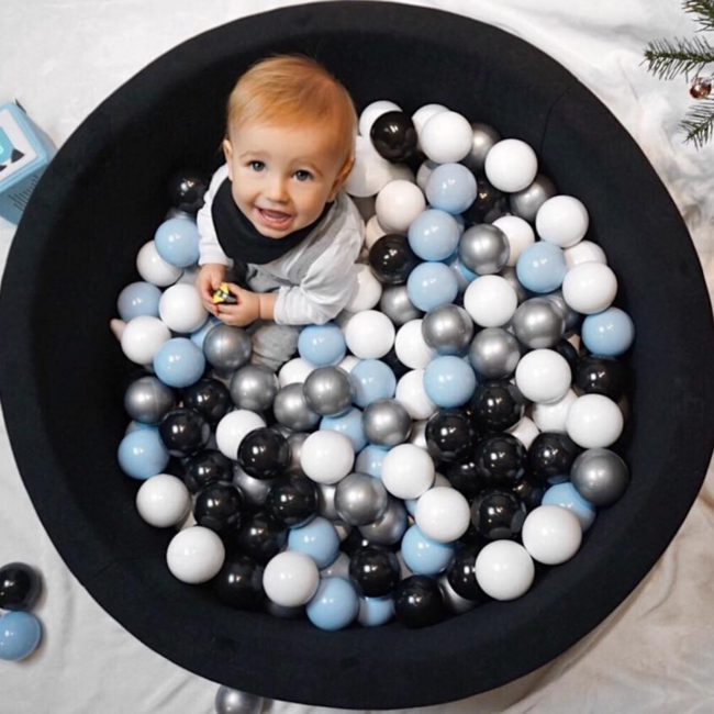 Babyblauwe ballenbak ballen voor een zachte en rustgevende speelplek