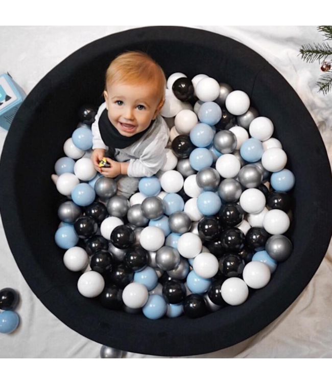 Babyblauwe ballenbak ballen voor een zachte en rustgevende speelplek