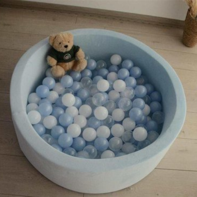 Babyblauwe ballenbak ballen voor een zachte en rustgevende speelplek
