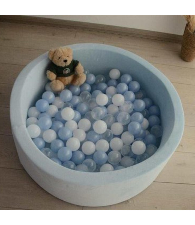 Babyblauwe ballenbak ballen voor een zachte en rustgevende speelplek