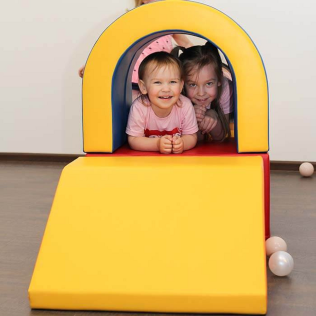 Foam blokken tunnel set in primaire kleuren – actief en fantasierijk speelplezier