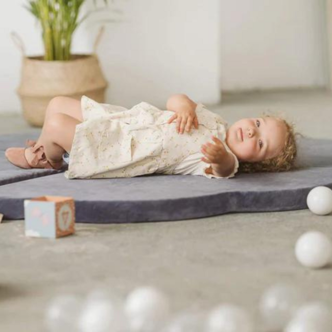 Donker blauwe speelmat in wolkvorm voor baby’s, peuters en kinderen